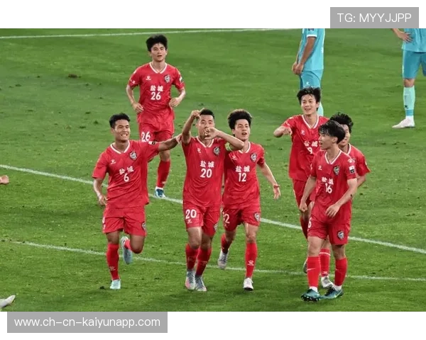 国际足球赛事中球员们努力奋斗，为胜利而战，国际足球比赛名称